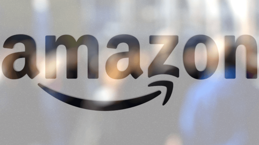 Amazon-Logo mit verschwommenen Menschen