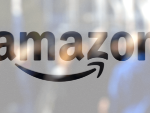 Amazon-Logo mit verschwommenen Menschen