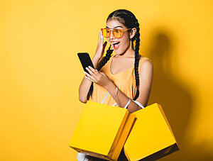 Junge Frau mit Shoppingtüten