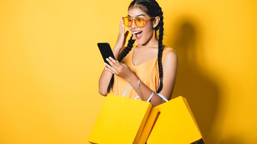 Junge Frau mit Shoppingtüten