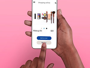 Person shoppt Beauty-Artikel online mobile