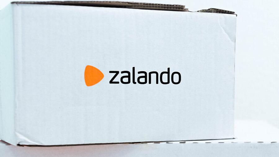 Zalando-Pakete, die &uuml;bereinander stehen