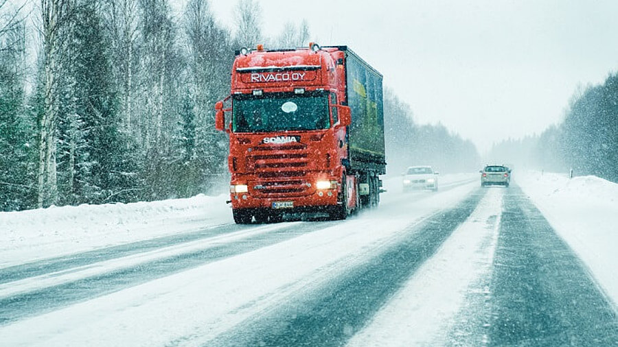 Lkw auf verschneiter Straße