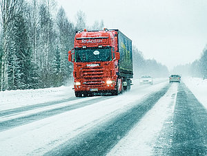 Lkw auf verschneiter Straße