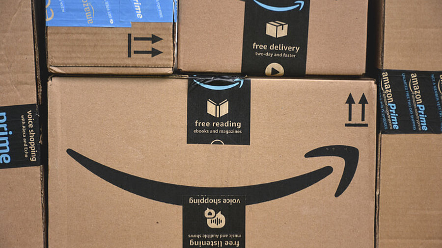 Verschiedene Amazon-Pakete auf einem Stapel