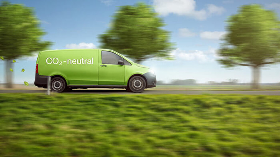 Lieferauto mit CO2-neutral Schriftzug