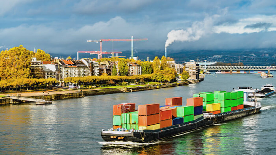 Containerschiff am Rhein in Mainz - Rheinland-Pfalz, Deutschland