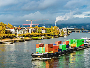 Containerschiff am Rhein in Mainz - Rheinland-Pfalz, Deutschland