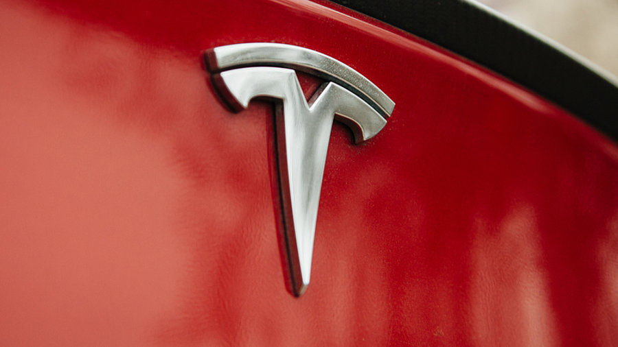 Tesla-Logo auf Auto