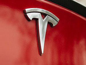 Tesla-Emblem am Fahrzeug