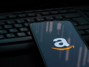 Logo des Online-Marktplatzes Amazon auf einem Smartphone