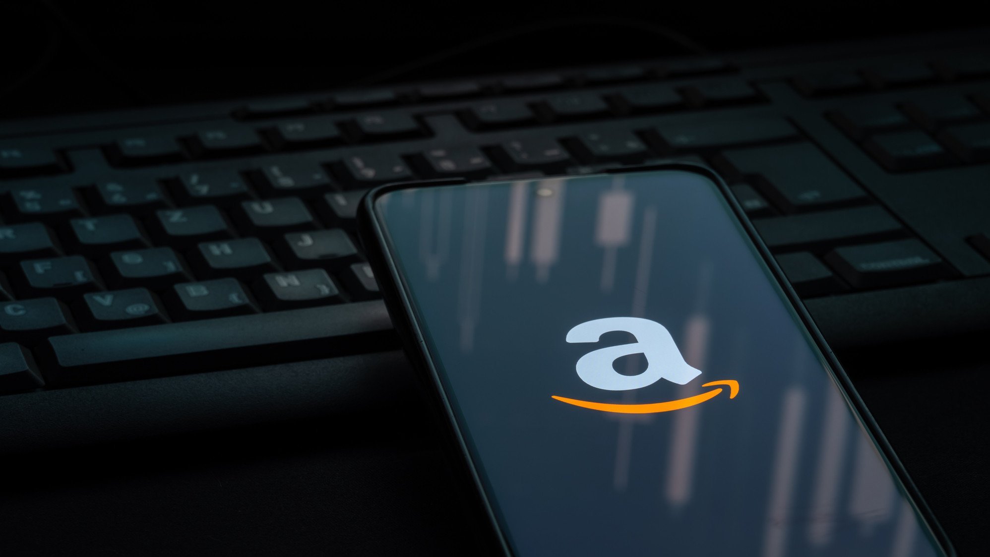 Logo des Online-Marktplatzes Amazon auf einem Smartphone