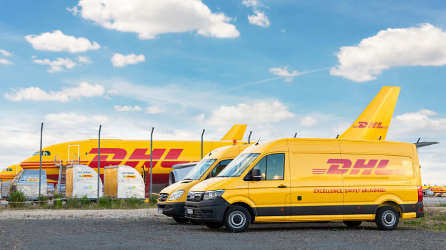 DHL Transporter und Flugzeuge