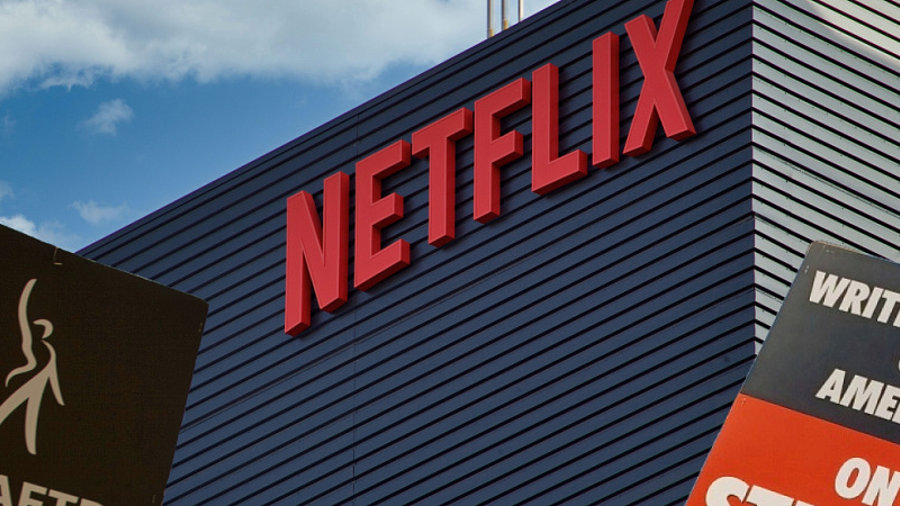 Autorenstreik vor Netflix-Geb&auml;ude