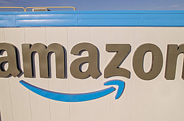 Logistik: Logo des Online-Riesen Amazon an einem Gebäude