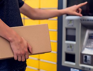 Person bedient DHL-Packstation