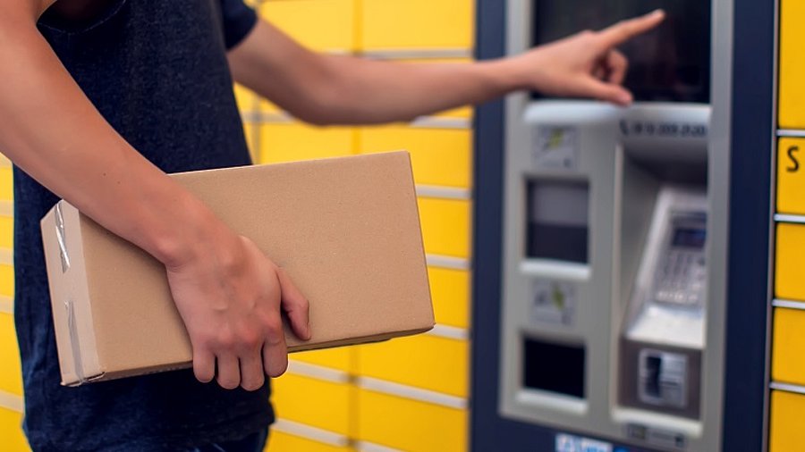 Person bedient DHL-Packstation