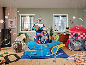 Vater und Sohn im Spielzimmer