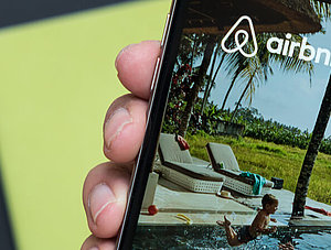 Airbnb-App auf Smartphone