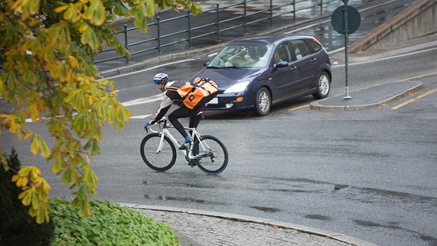 Kurier im Kreisverkehr