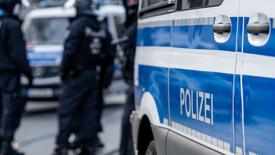 Polizei vor Streifenwagen