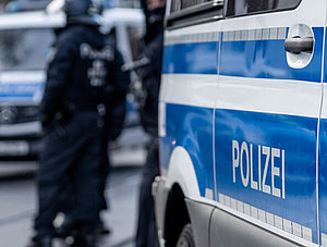 Polizei vor Streifenwagen