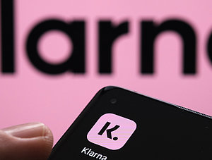 Klarna Logo und Icon auf Smartphone