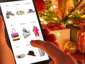 Online-Shopping zu Weihnachten auf dem Smartphone