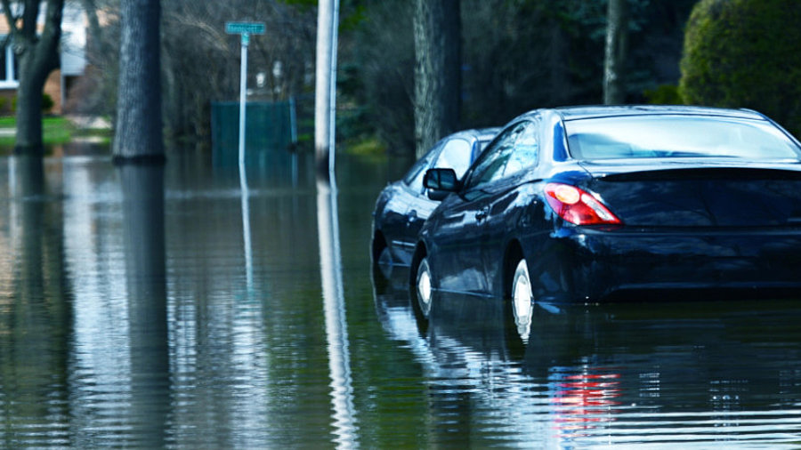 Auto im Wasser