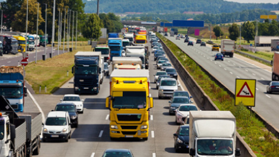 Eine viel befahrene Straße