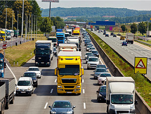 Eine viel befahrene Straße