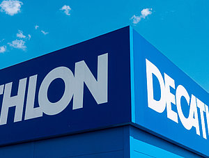 Decathlon Geb&auml;ude vor Himmel