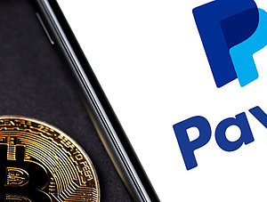 PayPal-Logo und Bitcoin