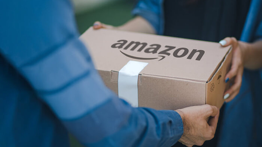 Amazon-Paket wird geliefert