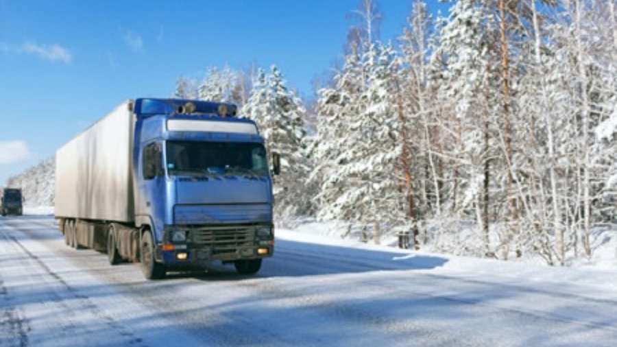 LKW auf Schneestraße