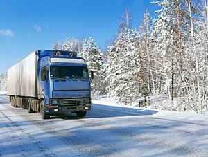 LKW auf Schneestraße