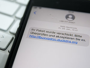 Betrugs-SMS auf Handy