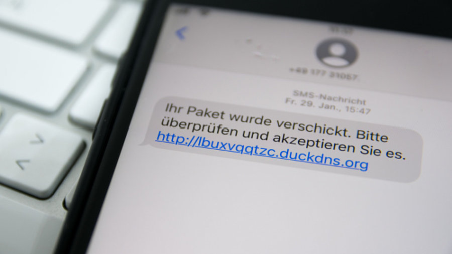 Betrugs-SMS auf Handy