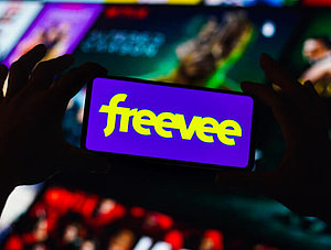 Amazon Freevee: Logo auf einem Smartphone