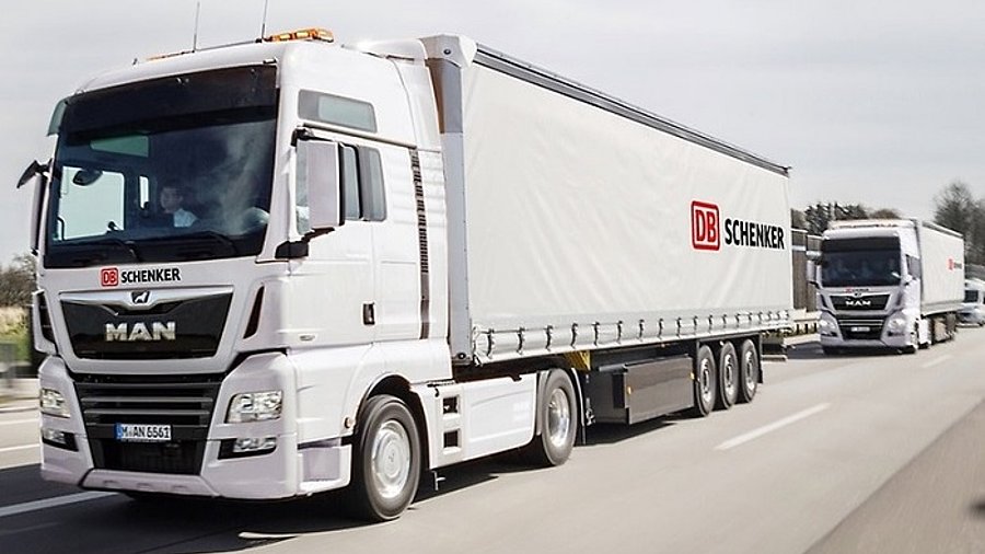 2 Lkw fahren hintereinander | DB Schenker - MAN