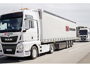 2 Lkw fahren hintereinander | DB Schenker - MAN