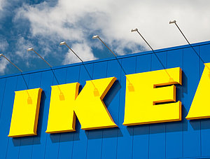 Ikea-Filiale mit blauem Himmel