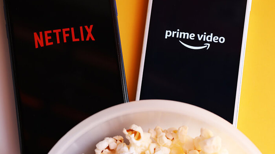 Amazon Prime Video und Netflix auf Smartphone vor Popcorn