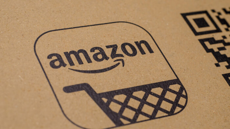 Amazon-Logo auf einem Paket