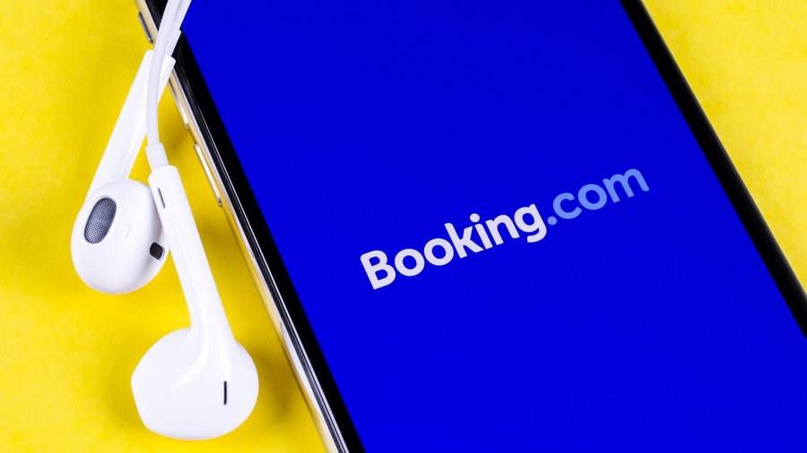 Auf einem Smartphone ist das Logo von Booking.com zu sehen