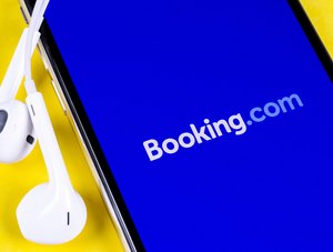 Auf einem Smartphone ist das Logo von Booking.com zu sehen