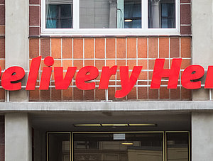 Delivery Hero Schriftzug an Geb&auml;ude