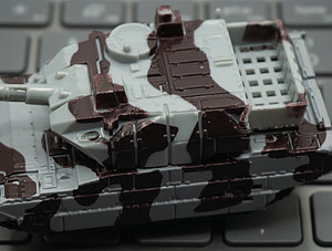 Spielzeugpanzer auf Tastatur