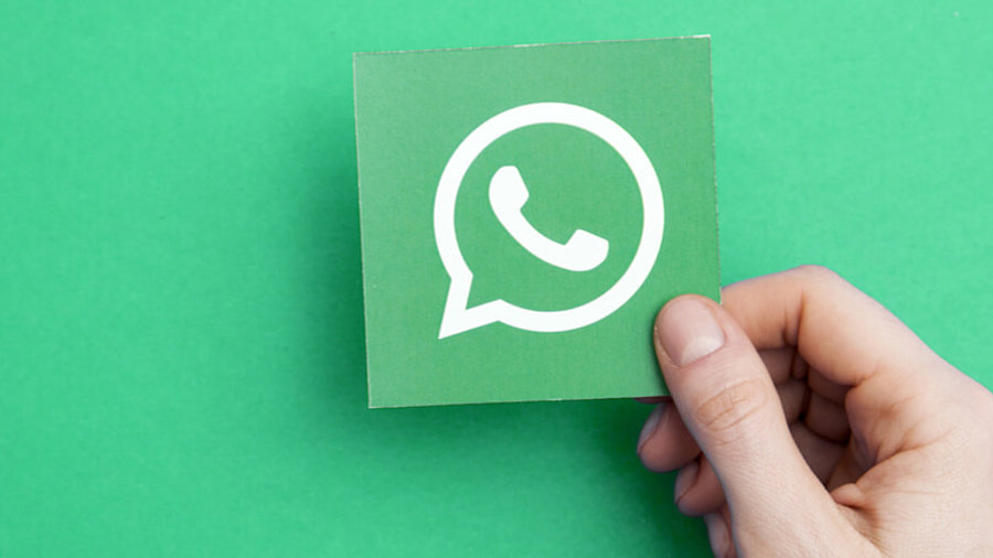 WhatsApp-Logo vor gr&uuml;ndem Hintergrund