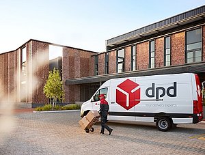 DPD Zustellfahrzeug und Zusteller